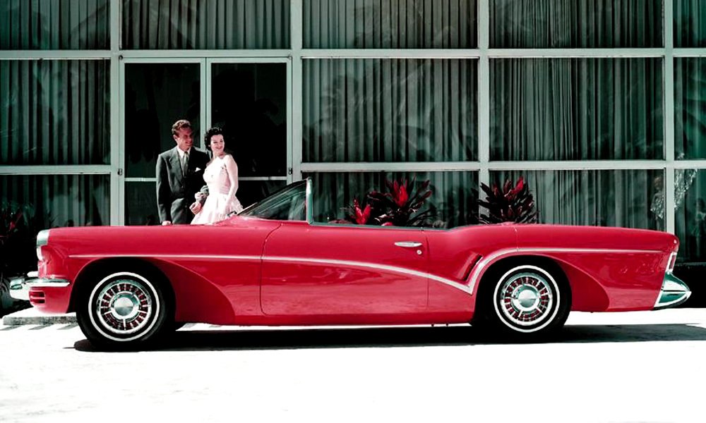 Studie Buick Wildcat III z roku 1955 měla červenou laminátovou karoserii a kožený interiér stejné barvy.