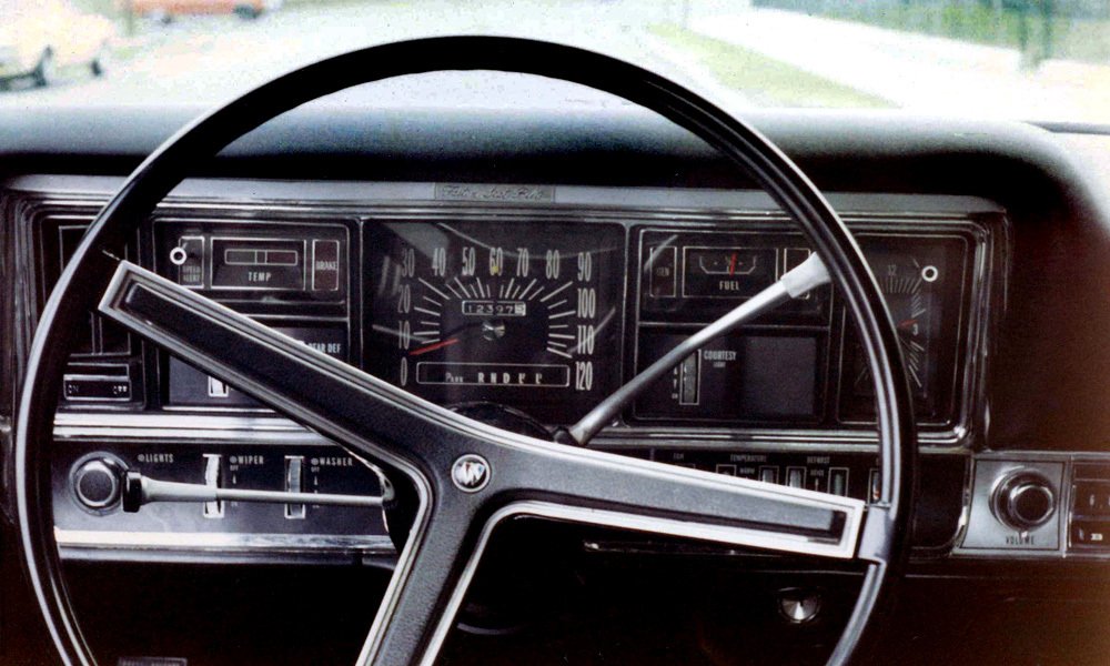 Wildcat 1968 měl před volantem řadu ručkových přístrojů a ovladačů.