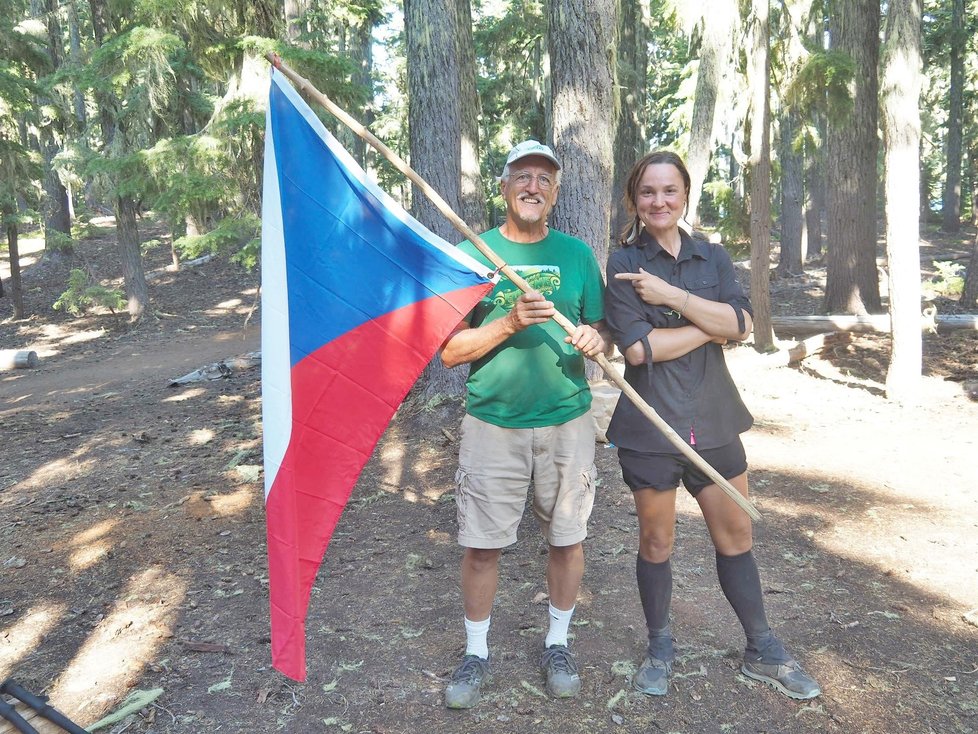 Jeden z nejdojemnějších okamžiků - Táňu vítal v lese Američan s českou vlajkou.