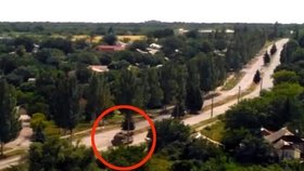 Další fotografie ukazují protiletadlový systém BUK, který byl k vidění v oblasti sestřelení letadla asi dvě hodiny před tragédií