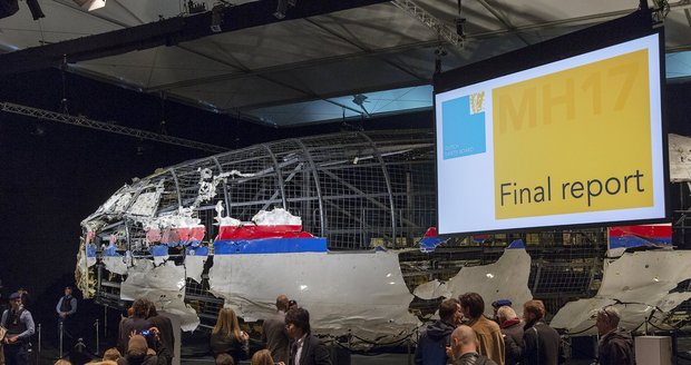 Kdo sestřelil let MH17? Rusové ukázali na Ukrajince. Ti oponují: „Další fake“ 