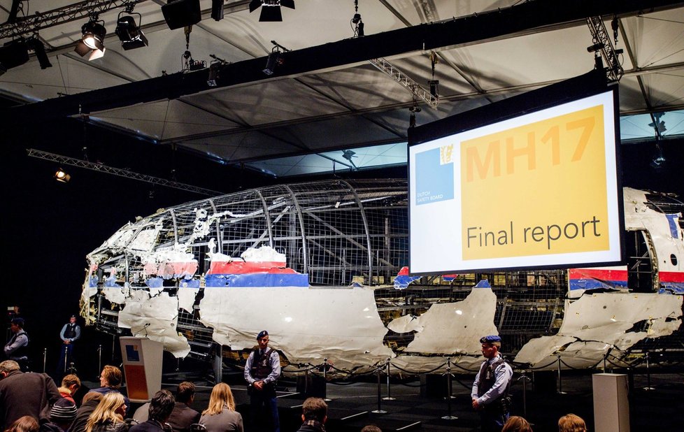 Nizozemští vyšetřovatelé u trosek letadla, sestřeleného nad Ukrajinou.