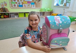 Stellinka Bachlitová je v první třídě základní školy v Bukovci  jedinou holčičkou.