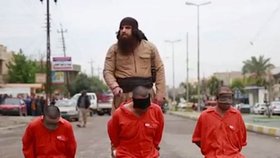 Obézní kat ISIS brutálně popravil tři zajatce.