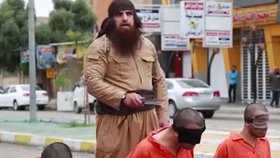 Obézní kat ISIS brutálně popravil tři zajatce.