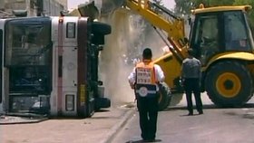 Palestinec buldozerem převrátil i autobus městské dopravy