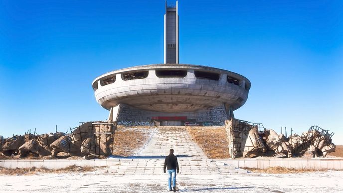 Opuštěné brutalistické sídlo bulharské komunistické strany ve výšce 1432 metrů vypadá přesně jako UFO , které přistálo na vrcholu hory
