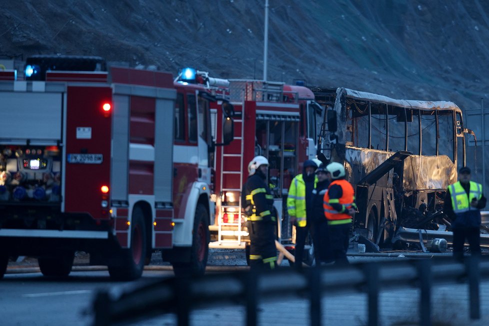 Nejméně 45 lidí, včetně 12 dětí, přišlo o život při nehodě autobusu ze Severní Makedonie. (23. 11. 2021)