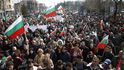 Nejvíce protestujících se dnes podle bulharských médií sešlo v přímořském letovisku Varna, a to až 50.000. V dalších městech, včetně metropole Sofie, protestují další tisíce lidí.