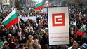 Demonstrace odstartovala nespokojenost Bulharů s vysokými cenami za elektřinu a s rostoucí chudobou. Desítky tisíc Bulharů nespokojených s vysokými životními náklady a korupcí dnes vyrazily do ulic po celé zemi.