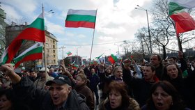Desítky tisíc Bulharů nespokojených s vysokými životními náklady a korupcí dnes vyrazily do ulic po celé zemi.