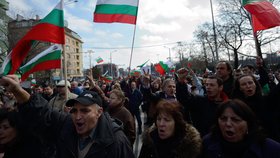 Desítky tisíc Bulharů nespokojených s vysokými životními náklady a korupcí dnes vyrazily do ulic po celé zemi.