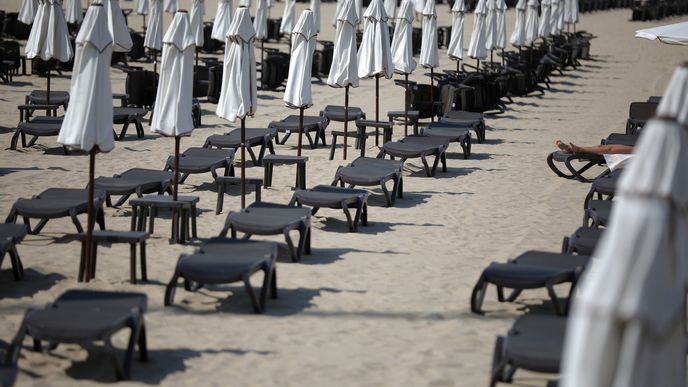Prázdná lehátka v bulharských letoviscích na březích Černého moře čekají na turisty.
