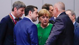 Bulharský premiér Bojko Borisov (vpravo) na posledním summitu EU promlouvá s kancléřkou Merkelovou.