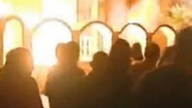 Ve městě Katunica zuří demonstrace, lidé se bojí Romů a rozhodli se proti nim bojovat