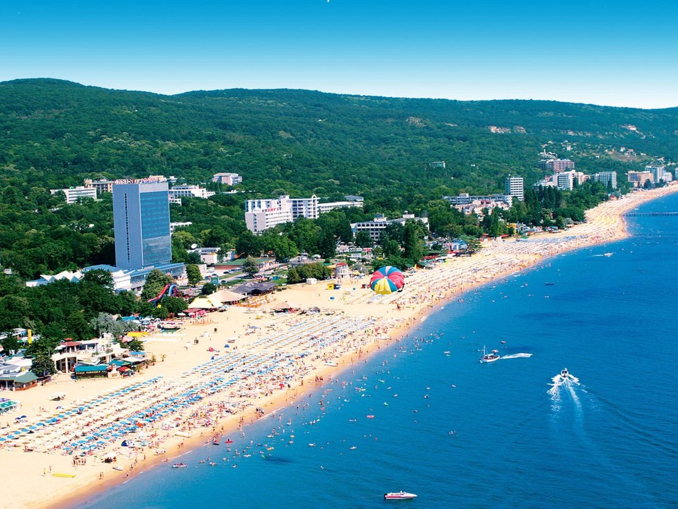 Češi si  často stěžují i na  vzdálenost hotelu od pláže. Cestovní kanceláře jim tak posílají odkazy na Street View, kde si ji můžou zkontrolovat.