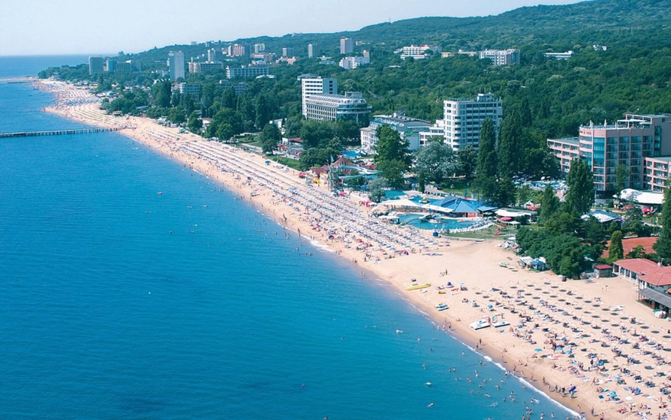 Češi si  často stěžují i na  vzdálenost hotelu od pláže. Cestovní kanceláře jim tak posílají odkazy na Street View, kde si ji můžou zkontrolovat.