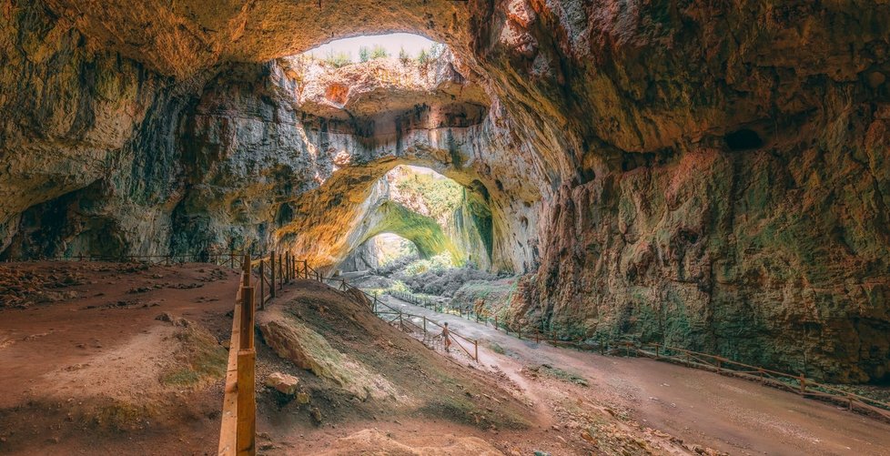 Jeskyně Devetashka: Cenný jeskyní komplex mj. obývá 30 tisíc netopýrů, natáčel se tu druhý díl série Postradatelní.