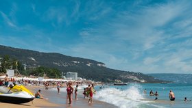 Písek místních pláží je jemný, čistý a láká do vln Černého moře, které je po celé léto „tak akorát“. Osvěží, ale nestudí. O zábavu na plážích a v okolí hotelů není nouze.