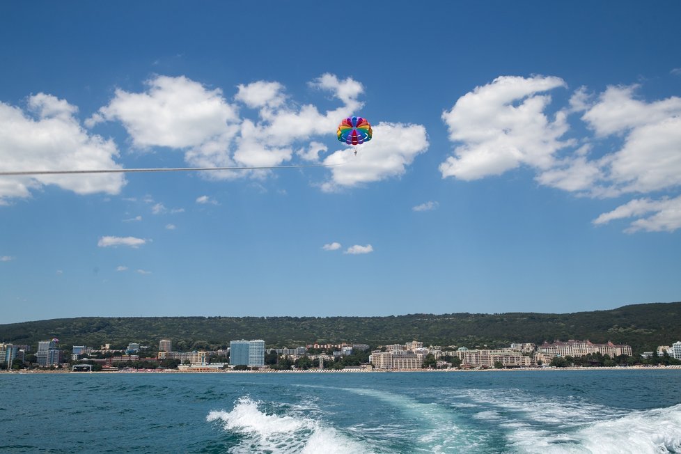 Let v oblacích na parasailingu vyzkoušel i redaktor Blesku. Bulharské pláže tak mohl zkontrolovat naráz.