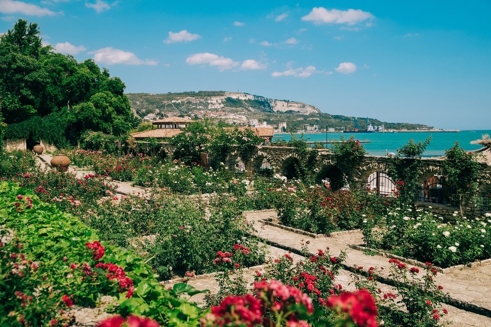 Park a zahradu královny Marie s třemi tisíci rostlin z celého světa vytvořili tehdejší italští a švýcarští zahradníci a architekti.