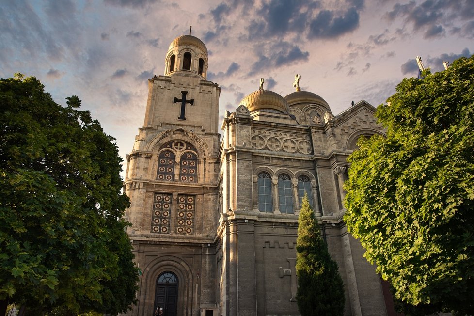 Katedrála Uspenie Bogorodično (Nanebevzetí Matky Boží) je druhý největší pravoslavný chrám Bulharska.