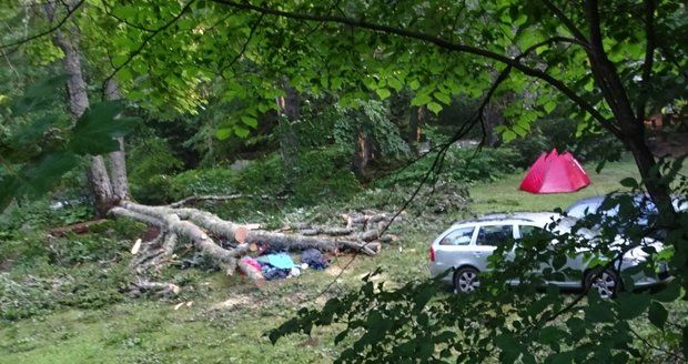Českou turistku (†29) v Bulharsku zabil strom! Spadl na její stan během bouře