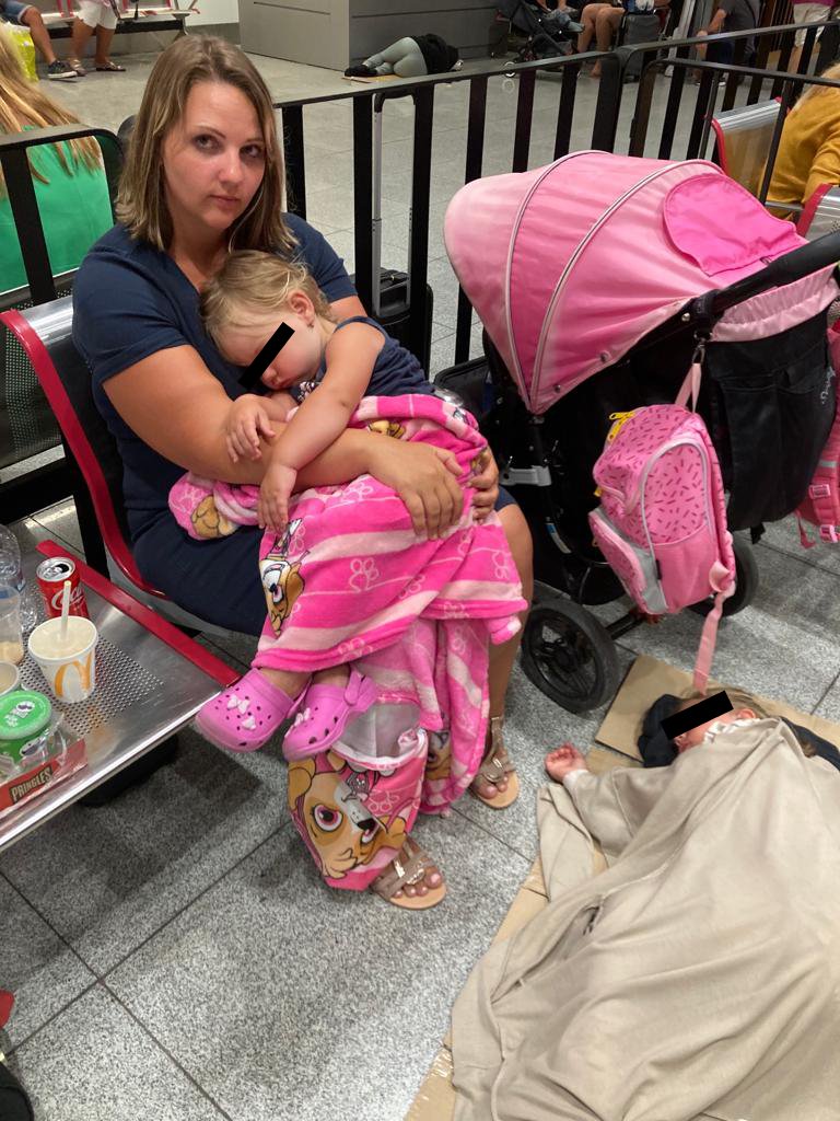 Na letišti v Bulharsku musely v otřesných podmínkách čekat také malé děti