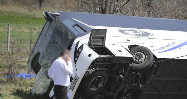 Autobus smetla z dálnice srážka s autem: Nejméně šest mrtvých u Burgasu