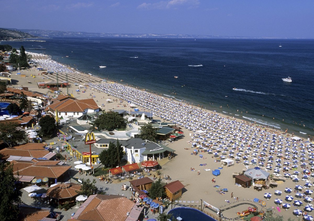Zlaté Písky - Více než 4 km krásných zlatožlutých pláží s pozvolným vstupem do moře láká především rodiny s dětmi. Středisko nabízí kvalitní hotely a bohatou nabídku sportovních aktivit. Leží zhruba 20 km severně od Varny. 