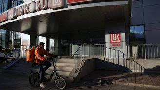 Panika kolem rafinérií a pump Lukoilu po krachu prodeje. Sankce se blíží, Bulharsko má benzin na měsíc Panika kolem rafinérií a pump Lukoilu po krachu prodeje. Sankce se blíží, Bulharsko má benzin na měsíc