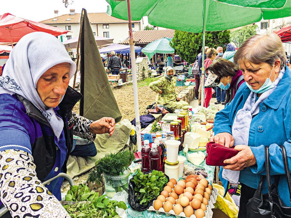 Trh v horském městě Bansko s čerstvými produkty