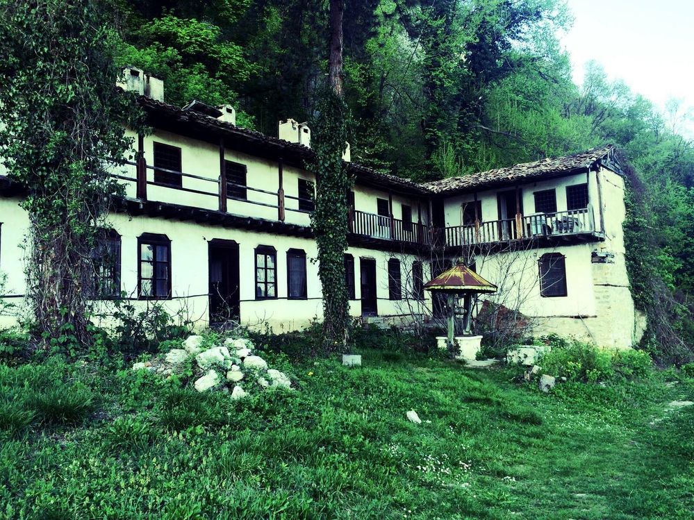 Jeden z horských klášterů nedaleko města.