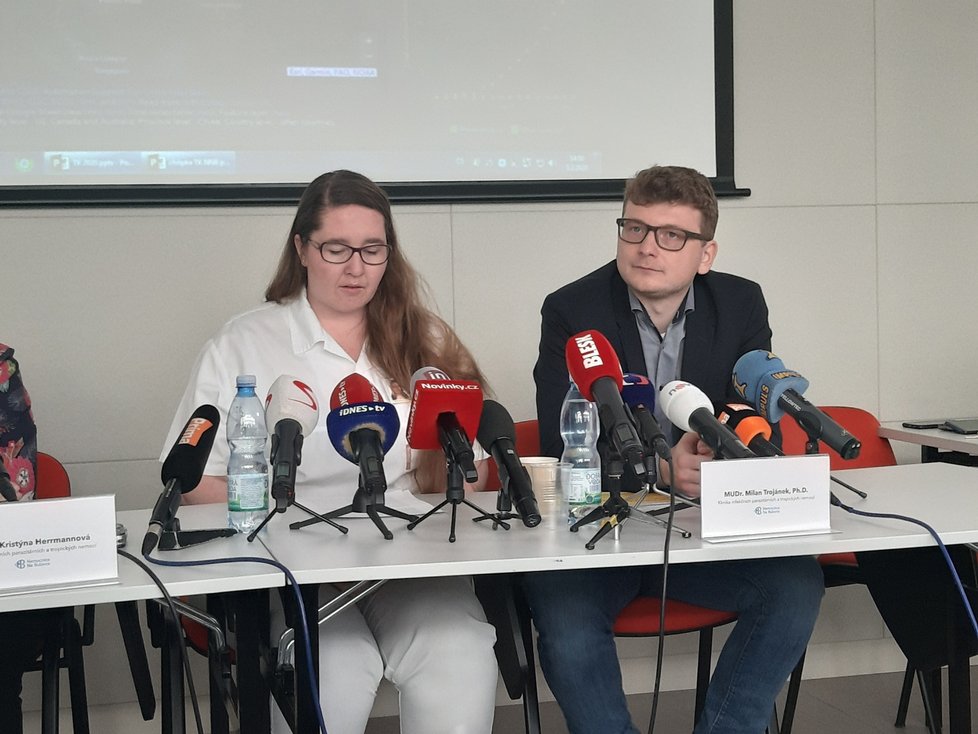 Kristýna Hermannová a Milan Trojan z Kliniky infekčních, parazitárních a tropických nemocí Nemocnice Na Bulovce