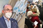 V Nemocnici Na Bulovce v Praze se tlačili senioři při čekání na rezervaci vakcíny proti covidu-19. Ministr Blatný tento způsob kritizoval (13. 1. 2021).