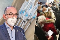 Očkování seniorů po česku: Tlačenice bez rozestupů při čekání na vakcínu. Blatný zuří