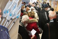 Očkování seniorů po česku: Tlačenice bez rozestupů při čekání na vakcínu. Blatný zuří