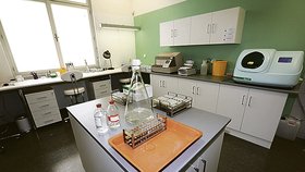 Výzkum rezistence antibiotik -  Laboratoř, kde se zkoumá odolnost bakterií proti antibiotikům.