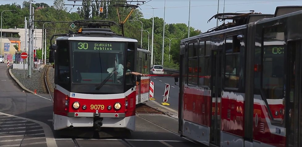 Aby se předešlo dopravním nesnázím na jednokolejce, předávají si řidiči tramvají mezi sebou speciální štafetový kolík.