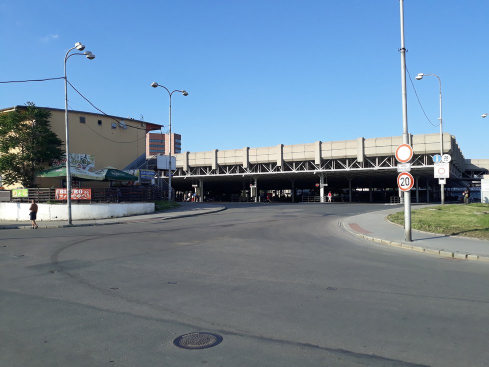 Nedaleko dolního nádraží je i autobusové nádraží Zvonařka.