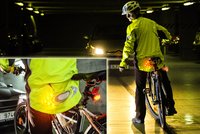Nová bunda pro cyklisty: Svítí a ukazuje i změnu směru!