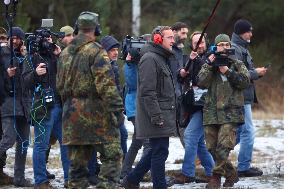 Ministr obrany Boris Pistorius na střelnici, následován novináři (26. 1. 2023).
