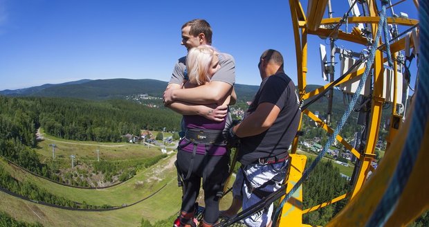 Jste ve stresu? Vyzkoušejte bungee jumping!