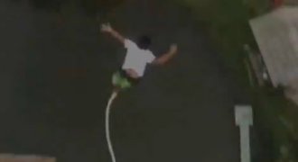 Děsivý bungee jumping: Mladík se vysmekl z lana!