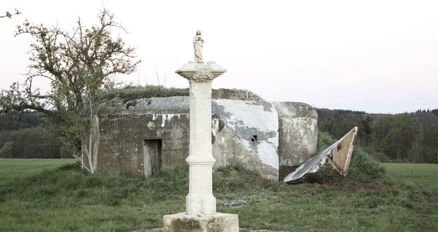 Bunkercut: umělec rozřezal bunkr u Vratěnína, rozpoutal vlnu nesouhlasu.