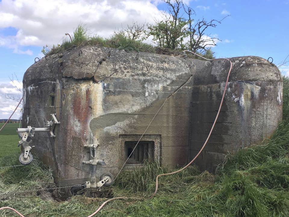 Bunkercut: umělec rozřezal bunkr u Vratěnína, rozpoutal vlnu nesouhlasu.