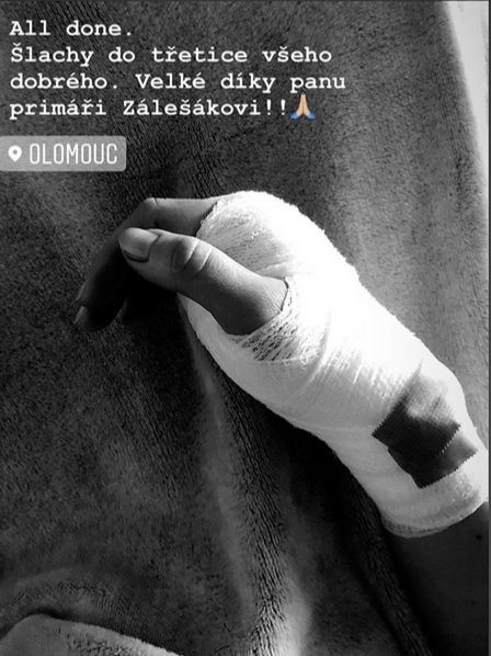 Nikola Buranská stále bojuje s nemocnou rukou.