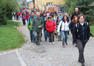 Burčákový pochod láká každoročně do Mutěnic na Hodonínsku davy návštěvníků, kolem vinic vyráží až deset tisíc lidí.