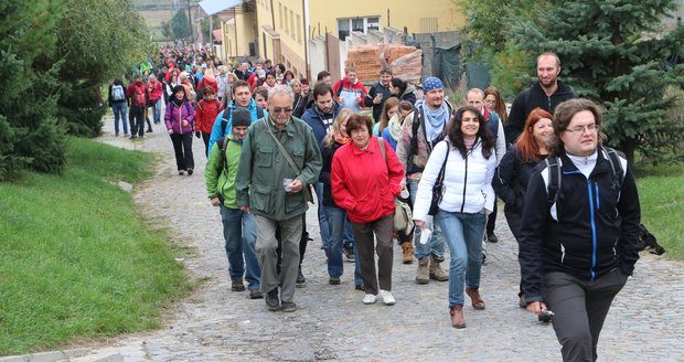 Burčákový pochod láká každoročně do Mutěnic na Hodonínsku davy návštěvníků, kolem vinic vyráží až deset tisíc lidí.