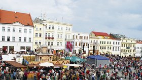 Náměstí v centru Znojma se při vinobraní slušně zaplnilo. Návštěvníky lákal program, burčák a víno.